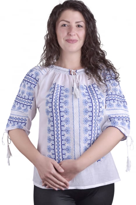 Ie traditionala alba cu motiv geometric albastru Vera 04