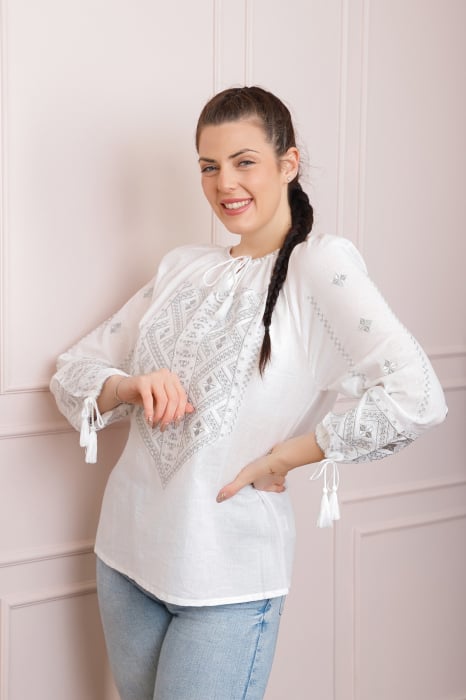 Ie traditionala alba cu motiv geometric argintiu Fabiana