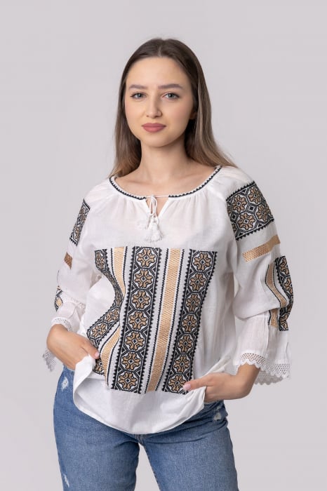 Ie traditionala alba cu motiv geometric auriu Draga 01