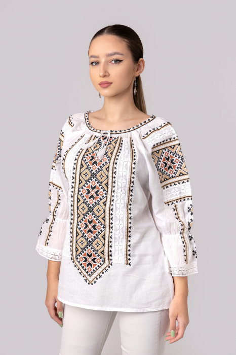 Ie traditionala alba cu motiv geometric crem Paraschiva 03