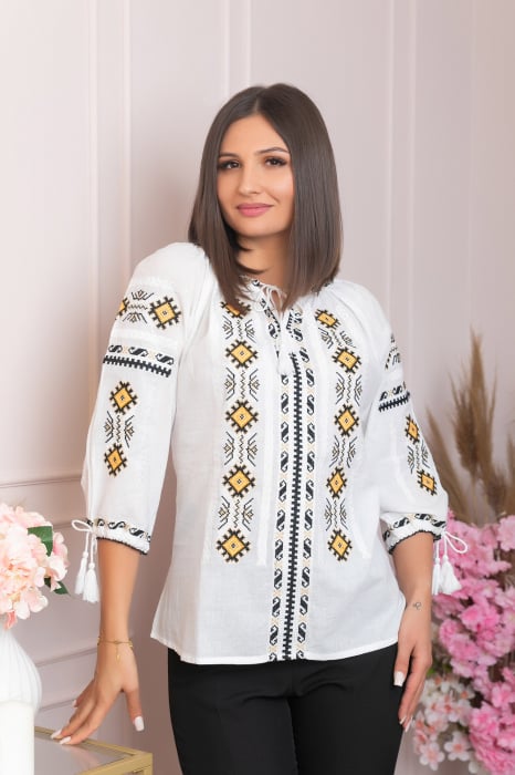 Ie traditionala alba cu motiv geometric galben Iarina
