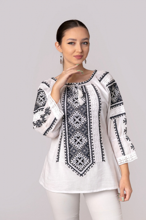 Ie traditionala alba cu motiv geometric gri Paraschiva 01