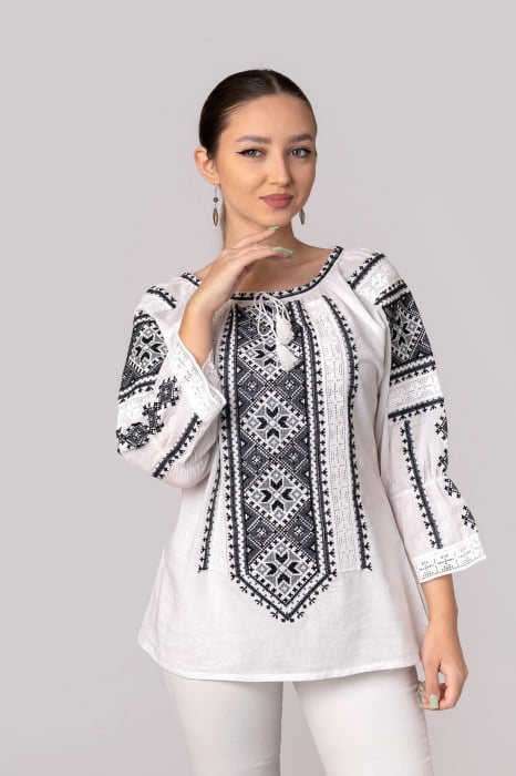 Ie traditionala alba cu motiv geometric gri Paraschiva 01