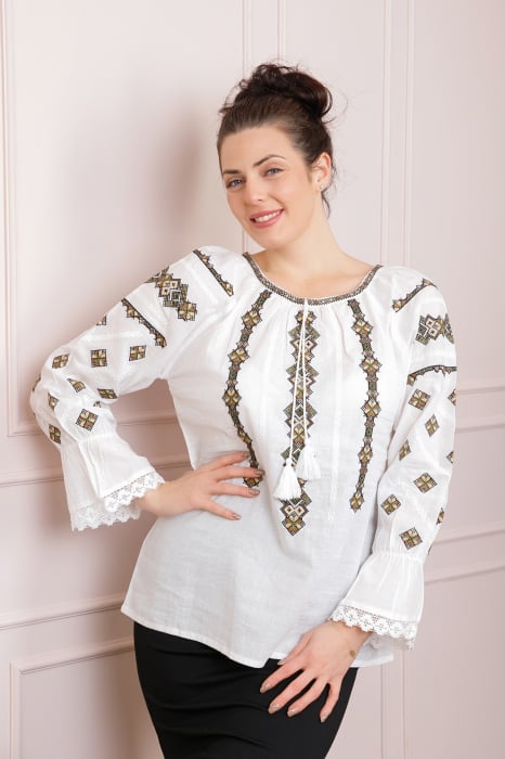 Ie traditionala alba cu motiv geometric maro Luana