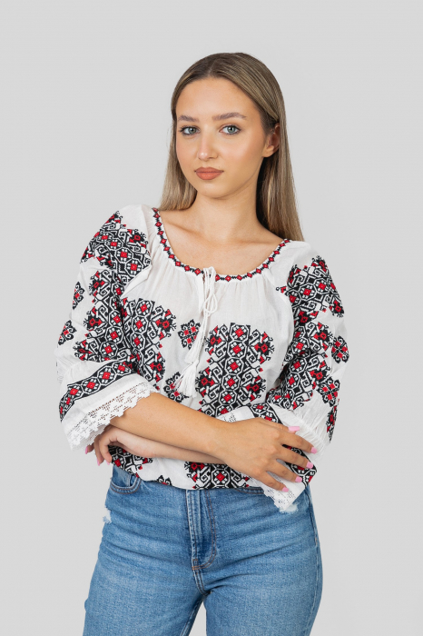 Ie traditionala alba cu motiv geometric multicolor Anne 01