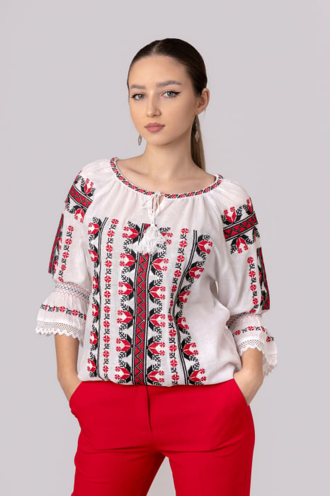 Ie traditionala alba cu motiv geometric multicolor Despina 01