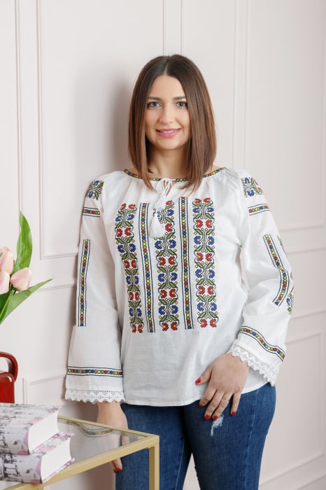 Ie traditionala alba cu motiv geometric multicolor Geanina 01