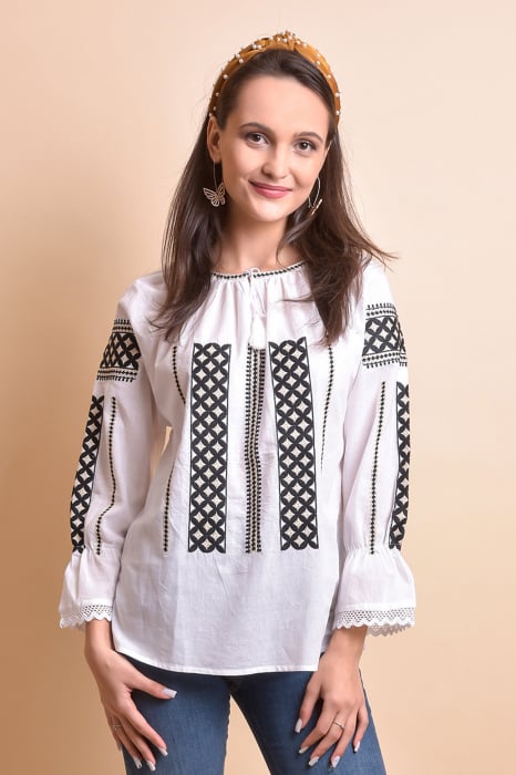 Ie traditionala alba cu motiv geometric negru Adelaida