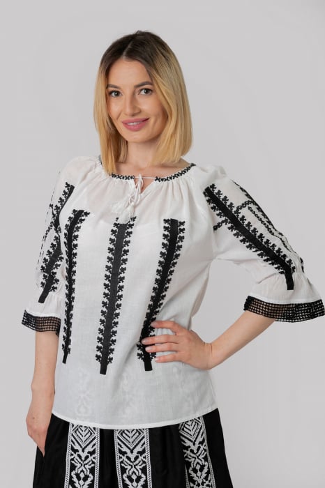 Ie traditionala alba cu motiv geometric negru Anastasia 01 - maneca scurta