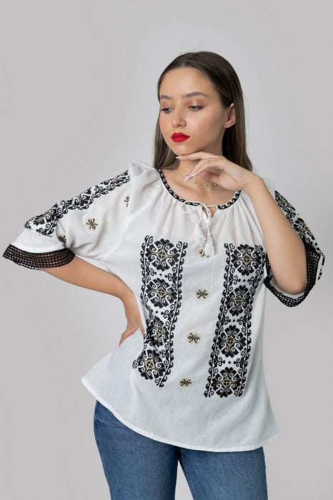 Ie traditionala alba cu motiv geometric negru Cornelia - maneca scurta