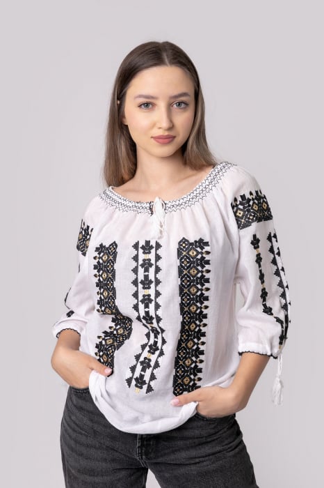 Ie traditionala alba cu motiv geometric negru Gilda