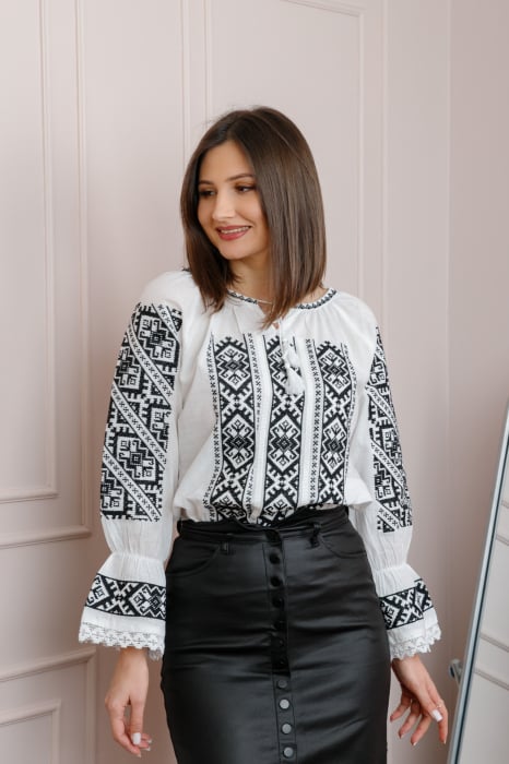 Ie traditionala alba cu motiv geometric negru Ina 05