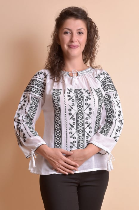 Ie traditionala alba cu motiv geometric negru Petra 03 - maneca lunga