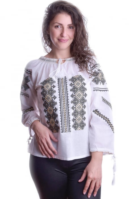 Ie traditionala alba cu motiv geometric negru Smaranda 02
