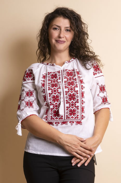 Ie traditionala alba cu motiv geometric rosu Anica 01