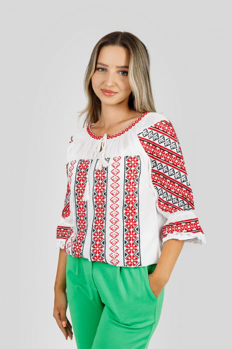 Ie traditionala alba cu motiv geometric rosu Aurora 02