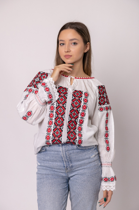 Ie traditionala alba cu motiv geometric rosu Costina 01 - maneca lunga