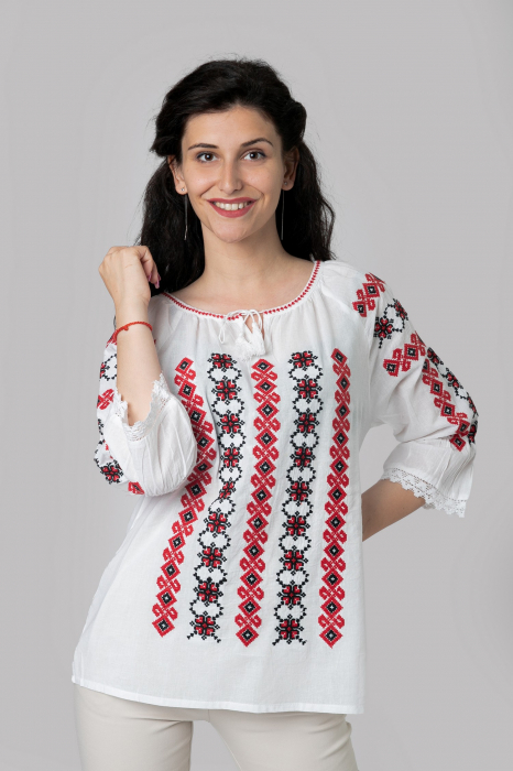 Ie traditionala alba cu motiv geometric rosu Denisa