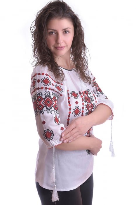 Ie traditionala alba cu motiv geometric rosu Dorina 01