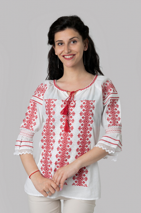 Ie traditionala alba cu motiv geometric rosu Doris
