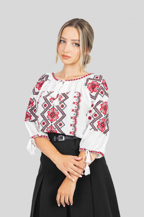 Ie traditionala alba cu motiv geometric rosu Erica 02