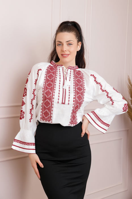Ie traditionala alba cu motiv geometric rosu Giulia 01