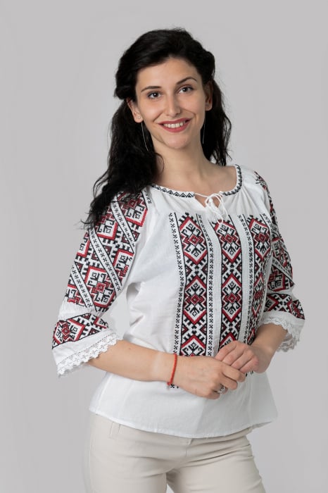 Ie traditionala alba cu motiv geometric rosu Ina 03