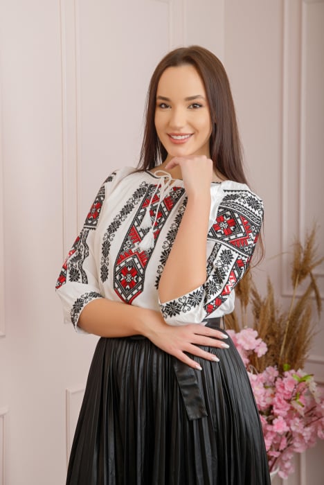 Ie traditionala alba cu motiv geometric rosu Ingrid 01