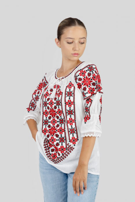 Ie traditionala alba cu motiv geometric rosu Letitia 01