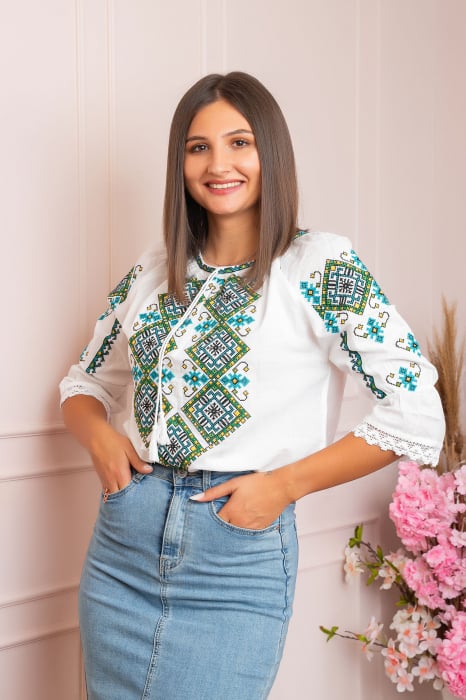 Ie traditionala alba cu motiv geometric turcoaz Alisa