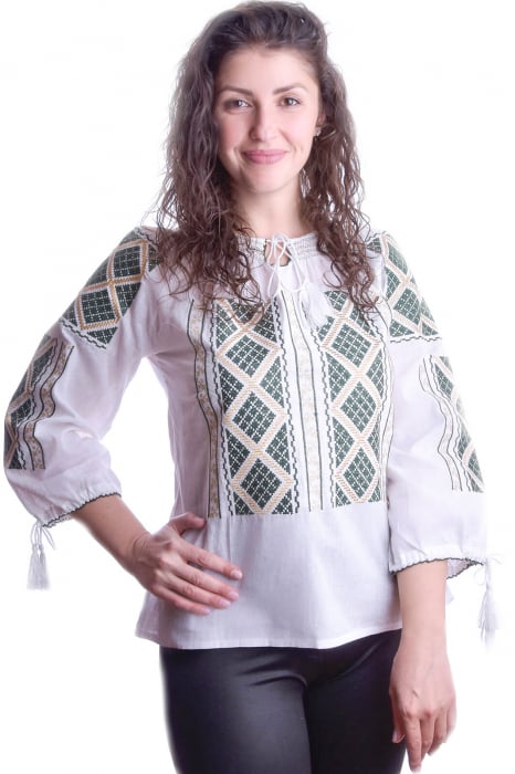 Ie traditionala alba cu motiv geometric verde Ema 01