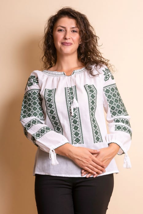 Ie traditionala alba cu motiv geometric verde Mariana