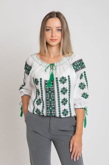 Ie traditionala alba cu motiv geometric verde Mirela