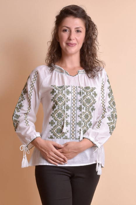 Ie traditionala alba cu motiv geometric verde Nadia 02