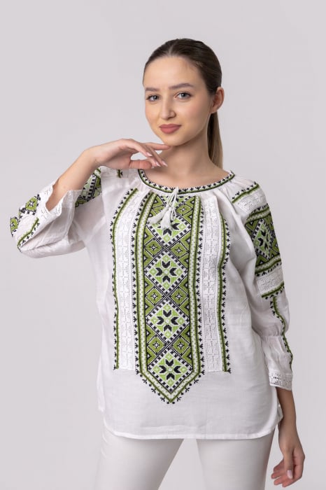Ie traditionala alba cu motiv geometric verde Paraschiva 02