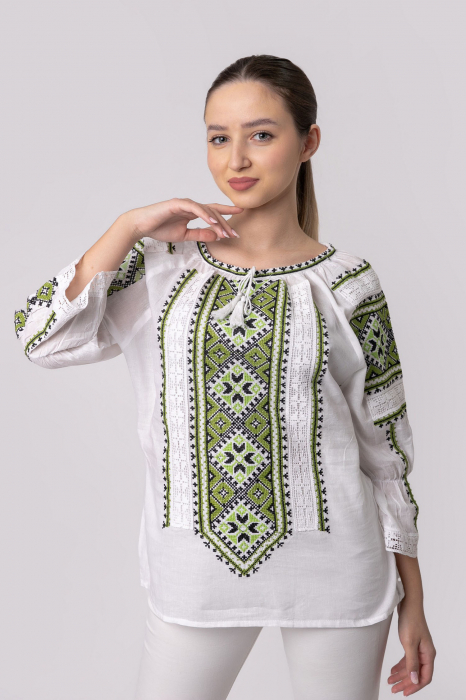 Ie traditionala alba cu motiv geometric verde Paraschiva 02