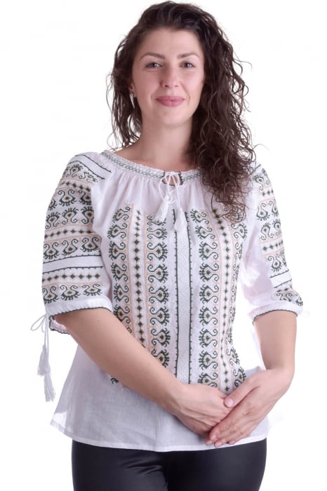 Ie traditionala alba cu motiv geometric verde Vera 01