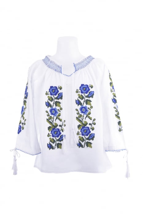 Ie traditionala alba pentru fetite cu motiv floral albastru Camelia