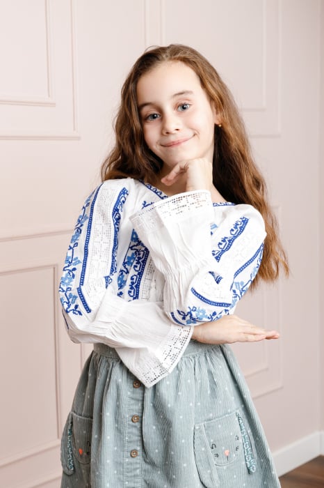 Ie traditionala alba pentru fetite cu motiv floral albastru Clara 01
