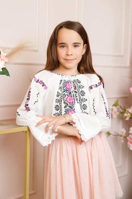 Ie traditionala alba pentru fetite cu motiv floral mov Adriela