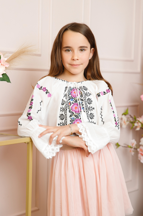Ie traditionala alba pentru fetite cu motiv floral mov Adriela