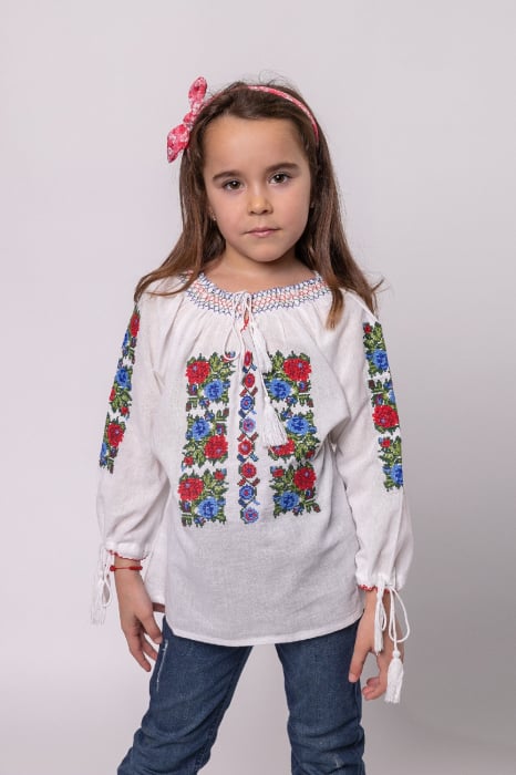 Ie traditionala alba pentru fetite cu motiv floral multicolor Ada