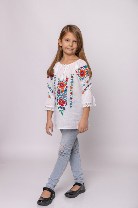Ie traditionala alba pentru fetite cu motiv floral multicolor Edith