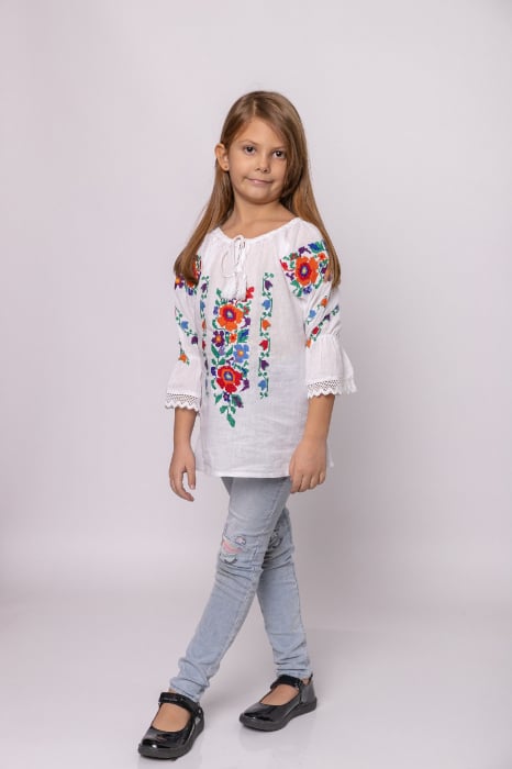 Ie traditionala alba pentru fetite cu motiv floral multicolor Edith