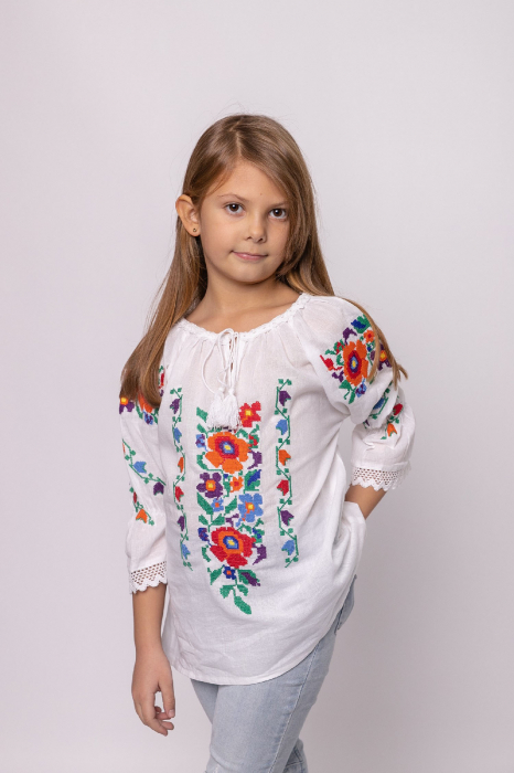 Ie traditionala alba pentru fetite cu motiv floral multicolor Edith