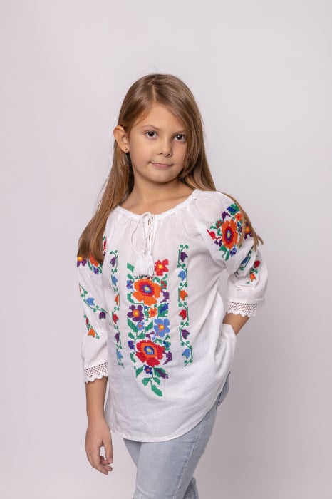 Ie traditionala alba pentru fetite cu motiv floral multicolor Edith