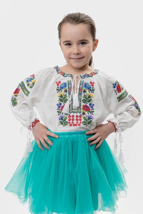 Ie traditionala alba pentru fetite cu motiv floral multicolor Eva