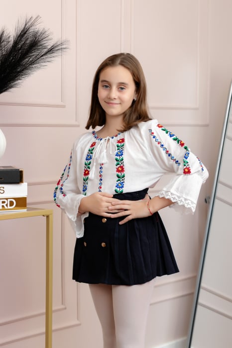 Ie traditionala alba pentru fetite cu motiv floral multicolor Felicia