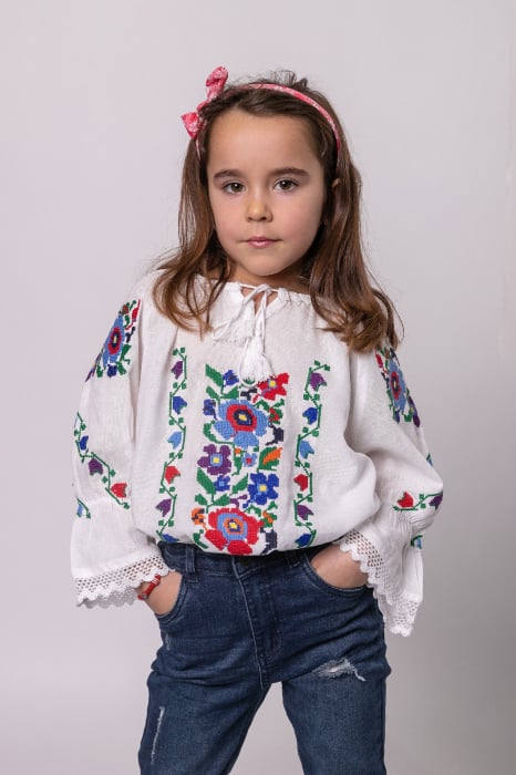 Ie traditionala alba pentru fetite cu motiv floral multicolor Iris