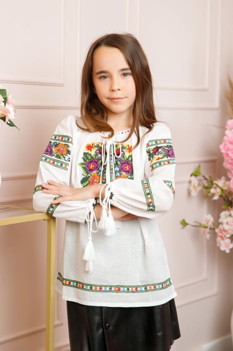 Ie traditionala alba pentru fetite cu motiv floral multicolor Olivia 01